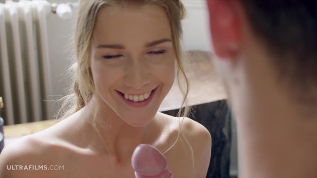 [Sex châu âu] Em Gái Tóc Vàng Châu Âu Bú Cu Trên Sofa Rồi Đụ Nhiều Tư Thế Cuồng Nhiệt