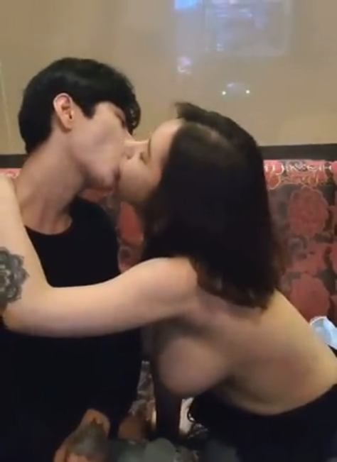 clip sex - 2 thằng đi karaoke bú chung 1 em