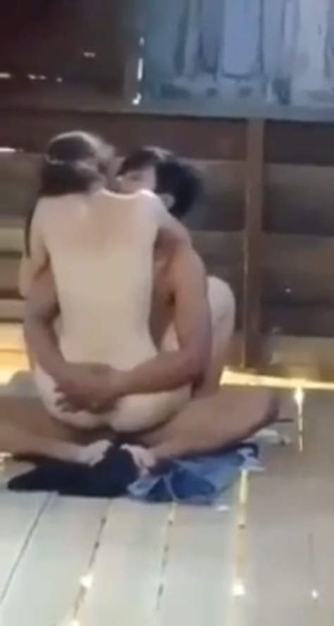 viet69-Quay lén cặp đôi làm tình trong nhà gỗ