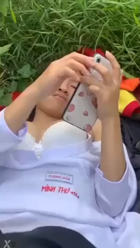 [sex viet] Dẫn em ra lùm cỏ bóp vú