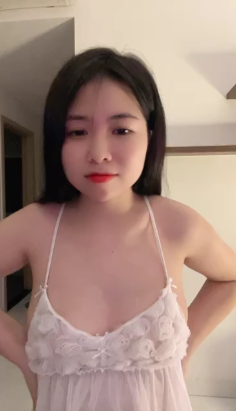 [Sex Viet] Em áo 2 dây trắng livestream tâm sự