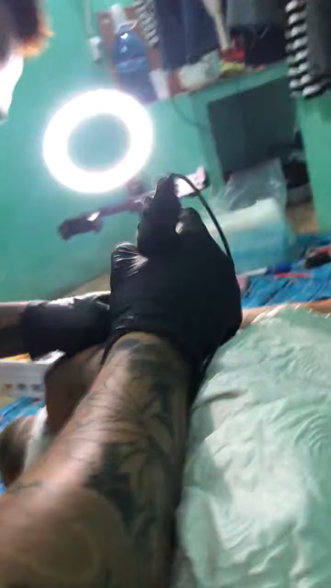 Nghề thợ xăm như này là sướng hay khổ nhỉ mọi người - clip sex
