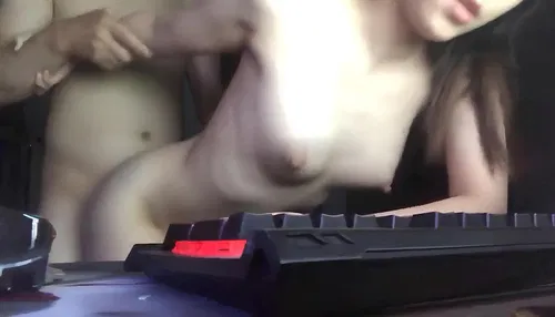 Đang ngồi làm việc thì em lột đồ nhảy lên bàn chịch luôn một phát - clip sex