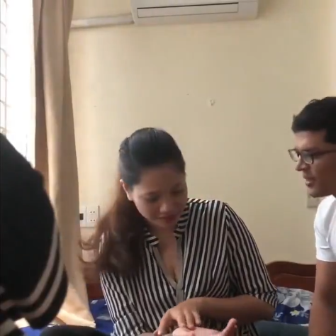 không che thầy giáo Tiếng anh rủ cô giáo đồng nghiệp vào nhà nghỉ cùng mình