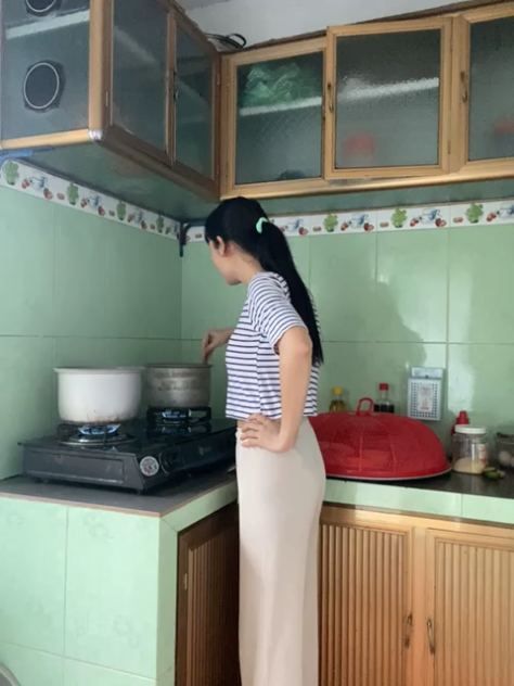 Sex Viet - Vừa nấu ăn trong bếp vừa show vú kiếm thêm thu nhâp