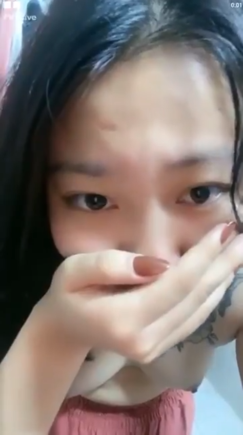 Sex Viet Đang live thì nứng quà đè em gái xinh ra địt.